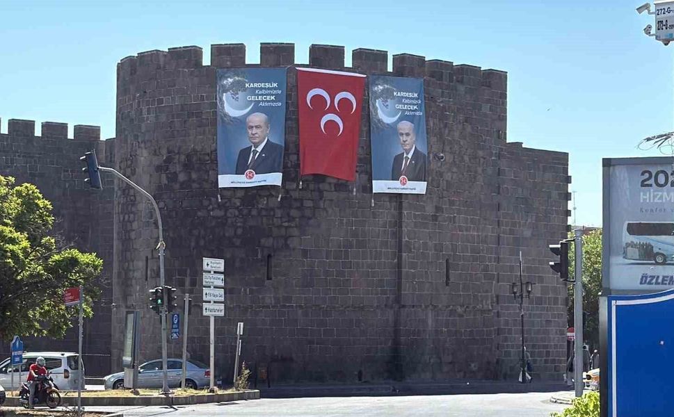 Diyarbakır surlarında MHP lideri Bahçeli'nin dev posteri asıldı, barış çağrısında bulunuldu