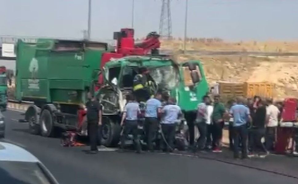 Gaziantep'te feci kaza! Tıra arkadan çarpan çöp kamyonunun sürücüsü ağır yaralandı