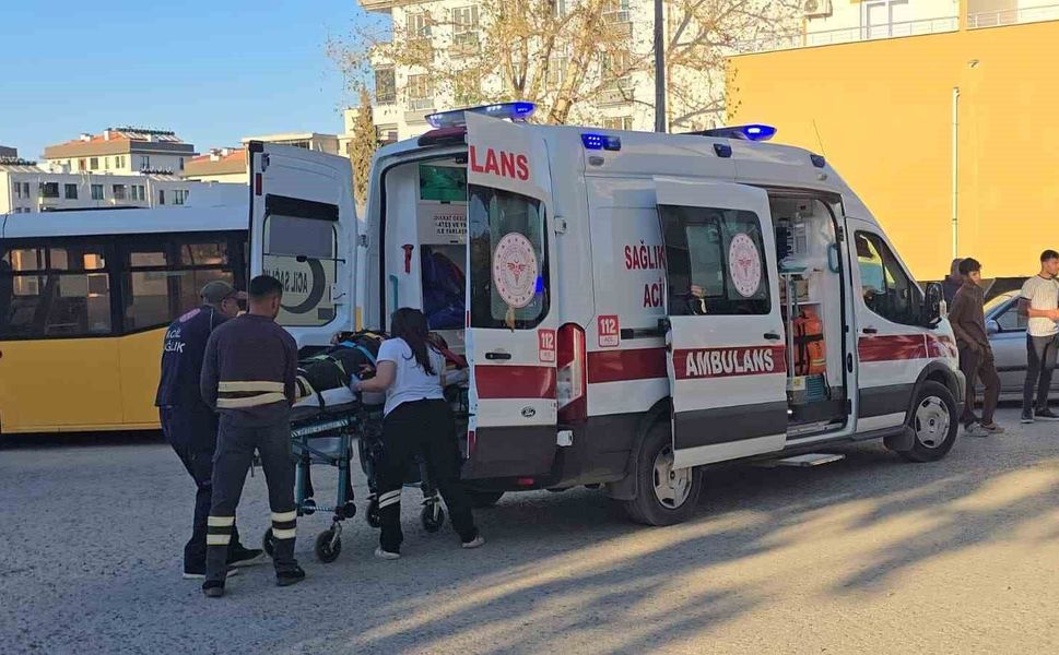 Gaziantep'te hafif ticari araç ile çarpışan motosikletli yaralandı