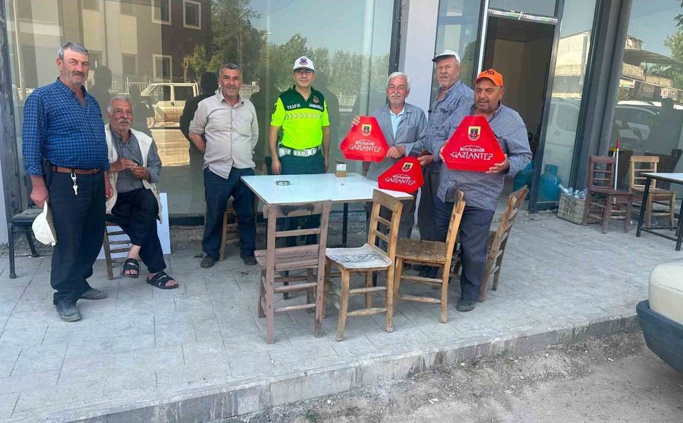 Gaziantep'te jandarmadan güvenli tarım eğitimi ve reflektör dağıtımı