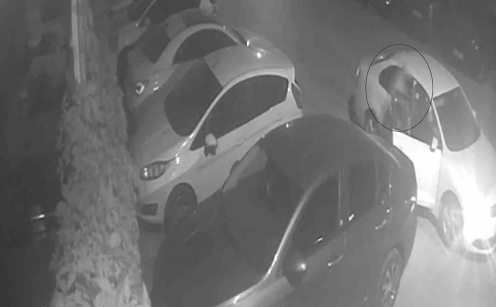 Gaziantep'te park halindeki aracın lastikleri bıçaklandı: O anlar kamerada