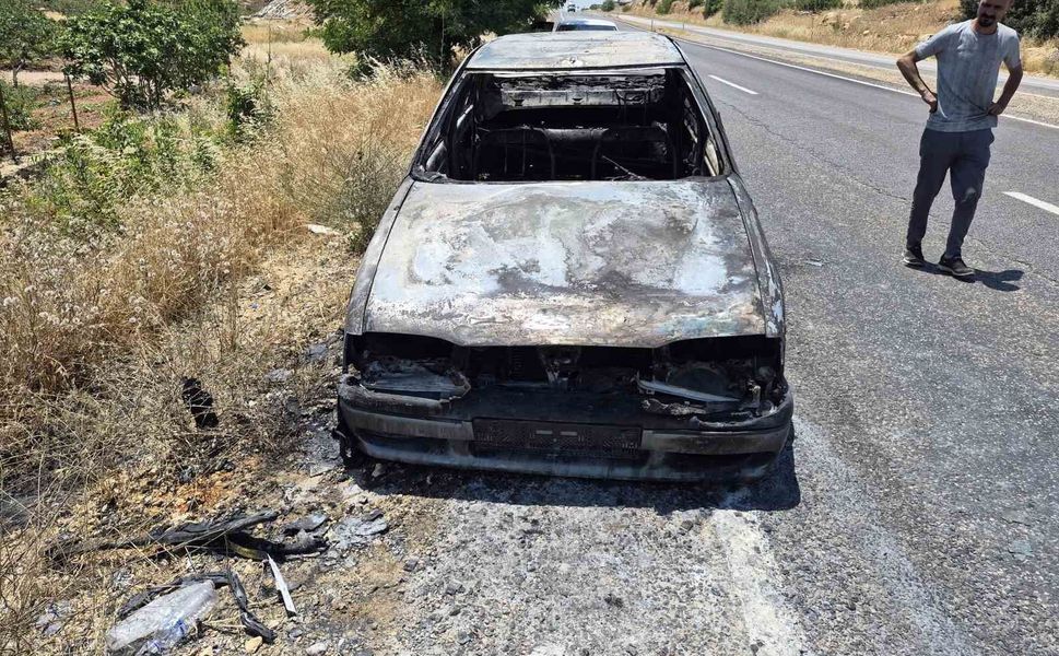 Gaziantep'te seyir halindeki otomobil alev aldı