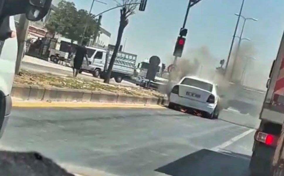 Gaziantep'te trafikte korku dolu anlar! Seyir halindeki otomobil alev aldı