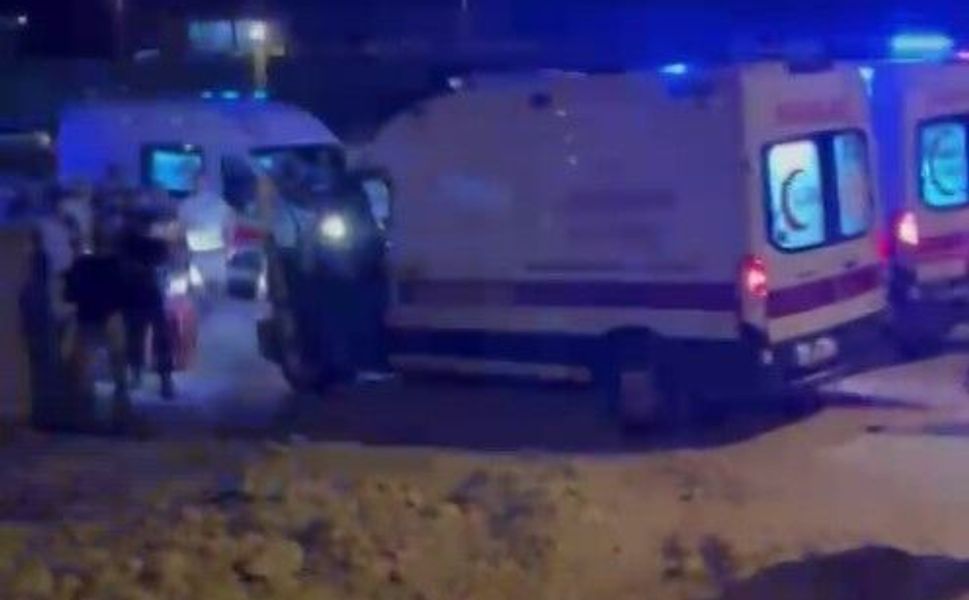 Gaziantep'te yol çalışma alandaki çukura düşen otomobildeki 3 kişi yaralandı