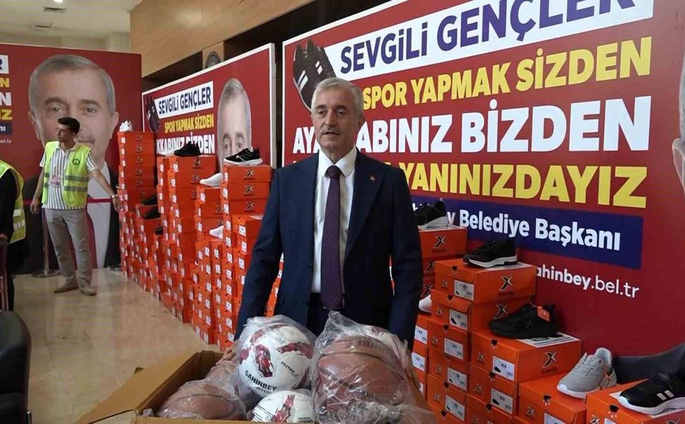 Şahinbey'de öğrencilere spor ayakkabı dağıtma geleneği devam ediyor