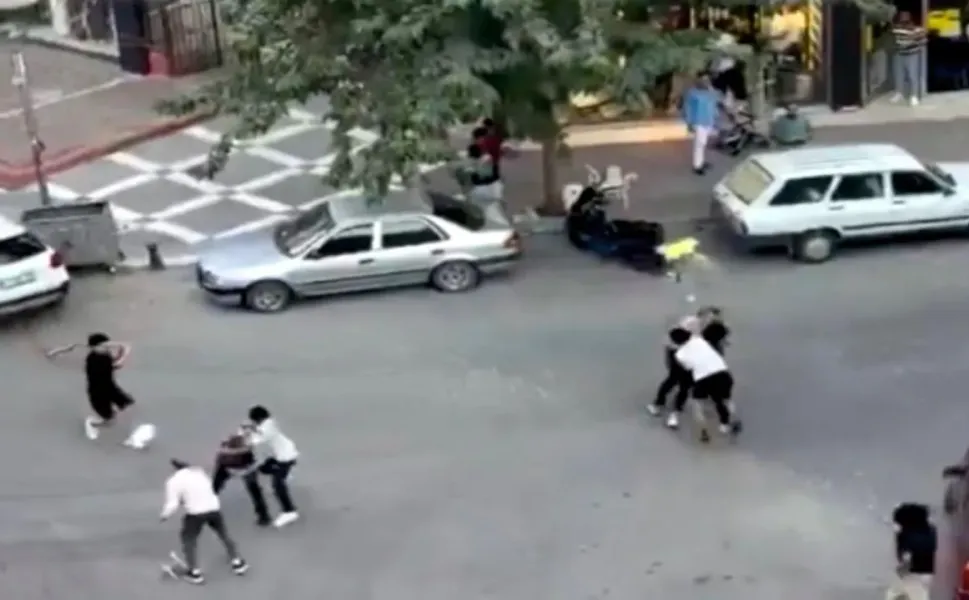 İki grup arasında taşlı sopalı kanlı kavga; 4 yaralı