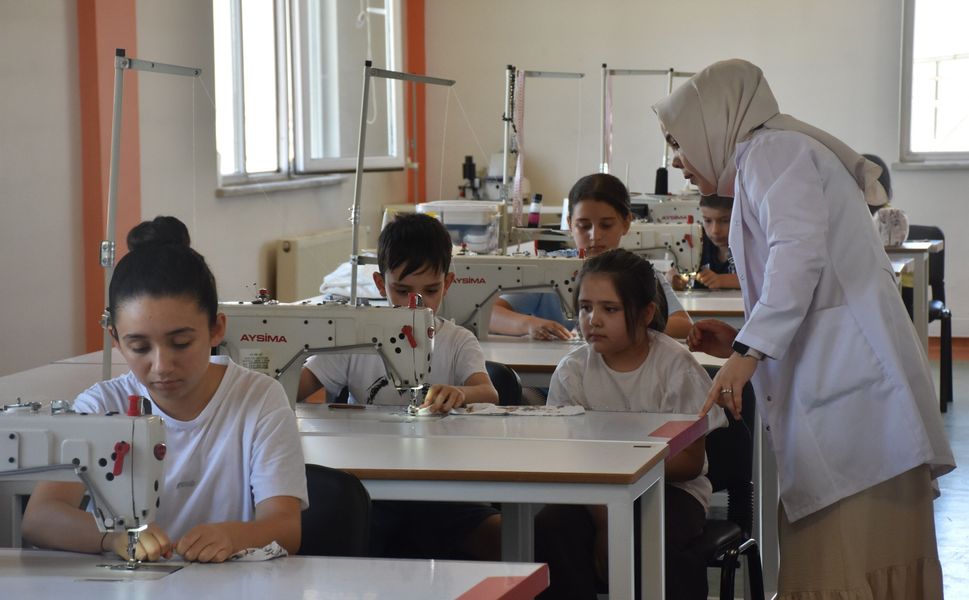 Şahinbey'de minik terziler iş başında
