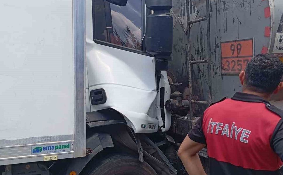 TAG Otoyolu'nda tankere arkadan çarpan tırda 2 kişi yaralandı