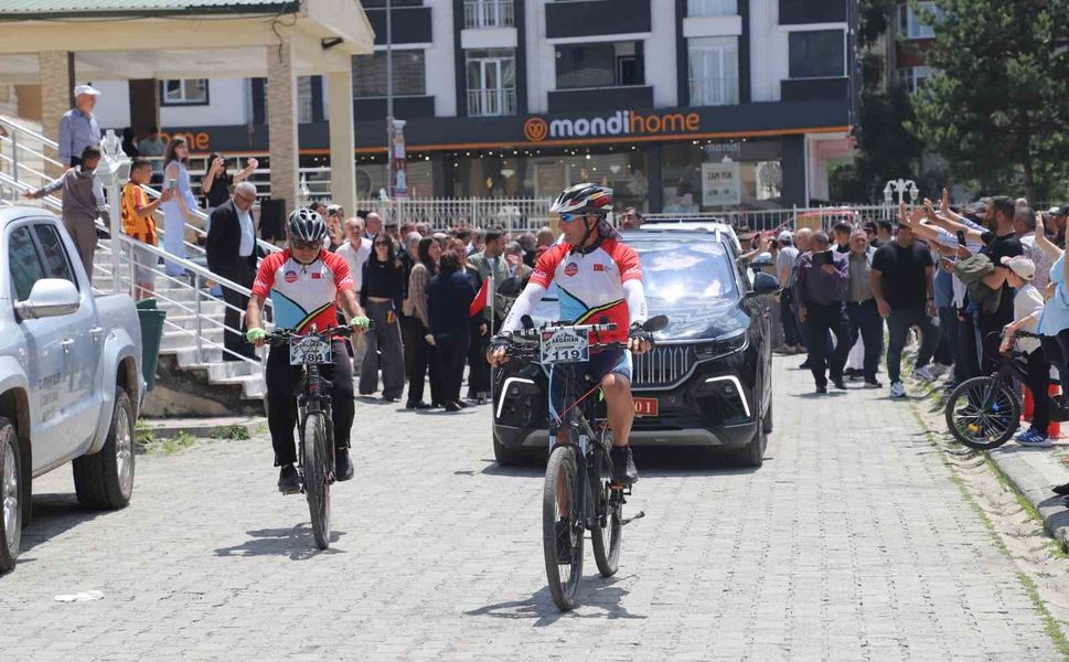 Vali Çiçekli'den Ardahan'a 'bisikletli' veda!