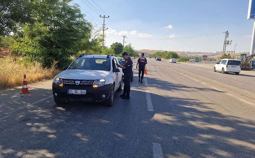 Gaziantep'te jandarmadan "Huzurlu Sokaklar" uygulaması: 43 aranan şahıs yakalandı