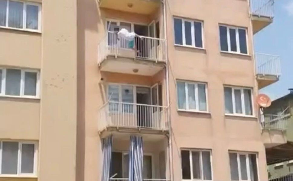 Yarı çıplak sokağa çıkan kadın daha sonra 3. kattan atladı