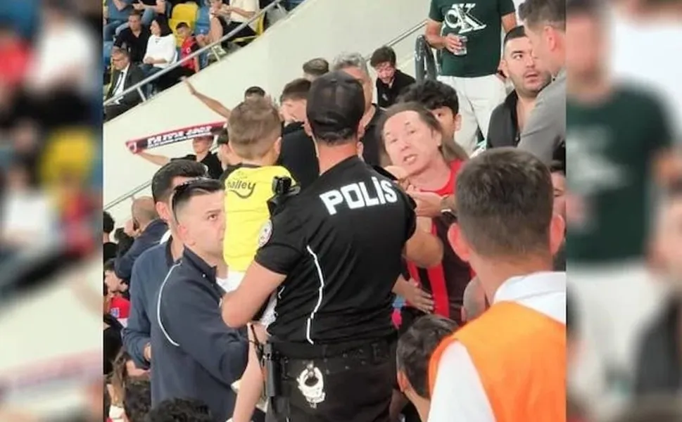 Gençlerbirliği-Fenerbahçe maçında bir çocuğun formasının çıkartılması olayına gözaltı kararı