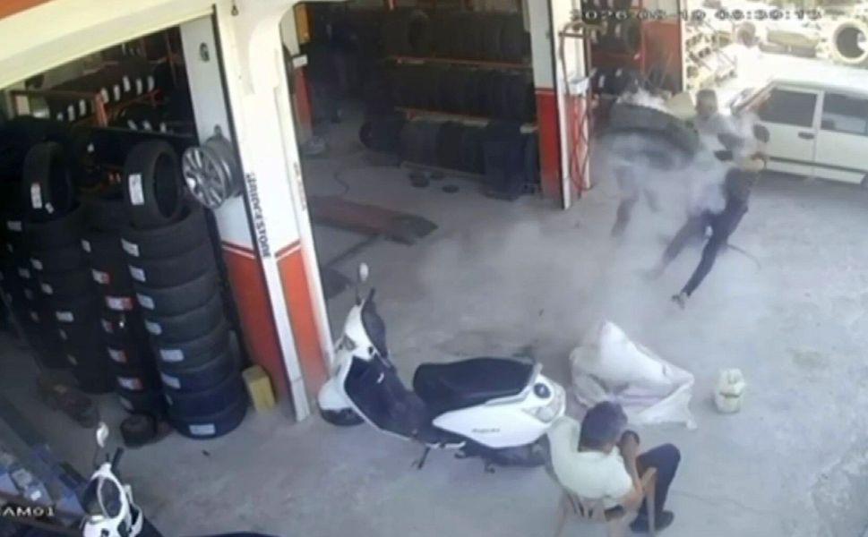 Gaziantep'te korkutan anlar! Lastik tamir sırasında bomba gibi patladı