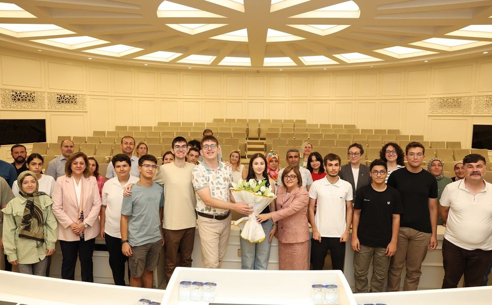 Başkan Şahin, gönül coğrafyası Bosna Hersek’i gezen gençleri ağırladı