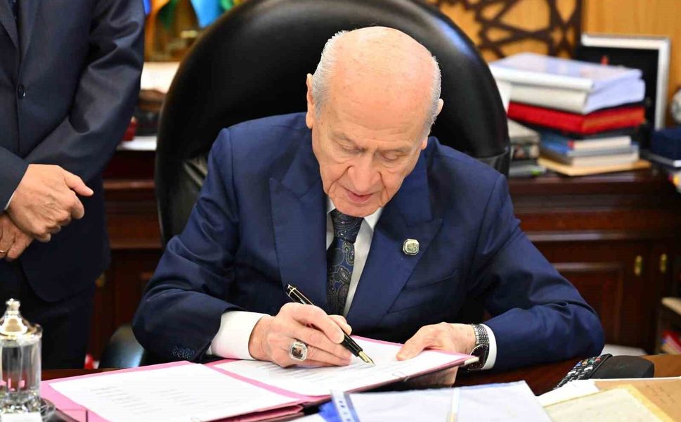 Çerçeve yasaya ilk imzayı MHP Lideri Devlet Bahçeli attı