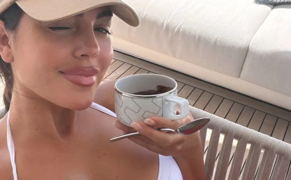 Fiziği eleştirilmişti! Georgina Rodriguez beyaz bikinisiyle cevap verdi