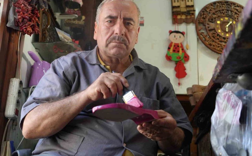 Gaziantepli usta, unutulmaya yüz tutan takunyacılık mesleğini yaşatıyor