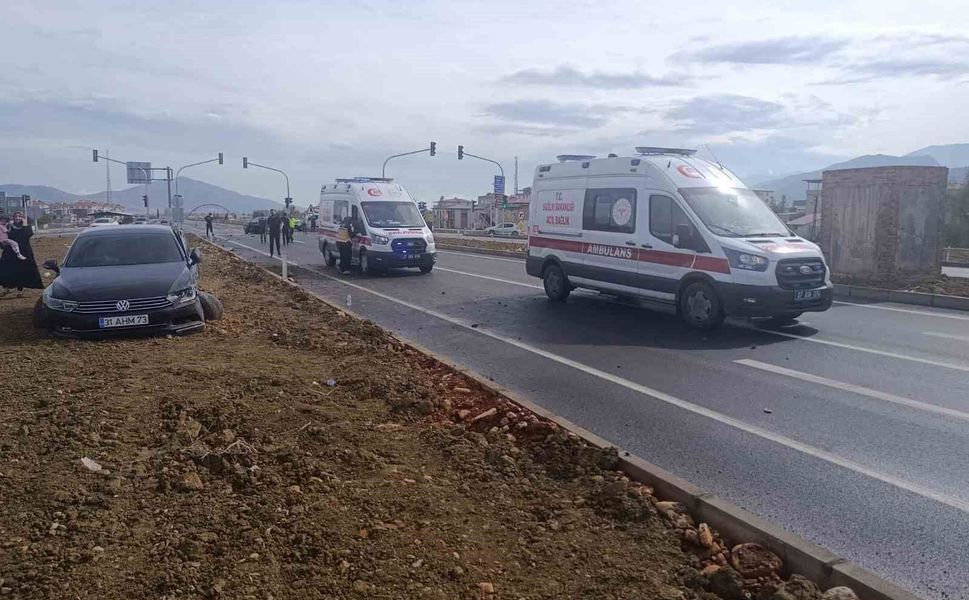 Gaziantep'te 2 otomobil kavşakta çarpıştı