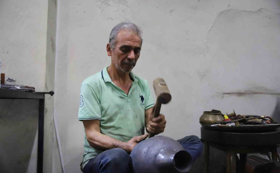 Gaziantep'te 57 yıllık bakır ustası mesleğinin yok olmasından endişe ediyor