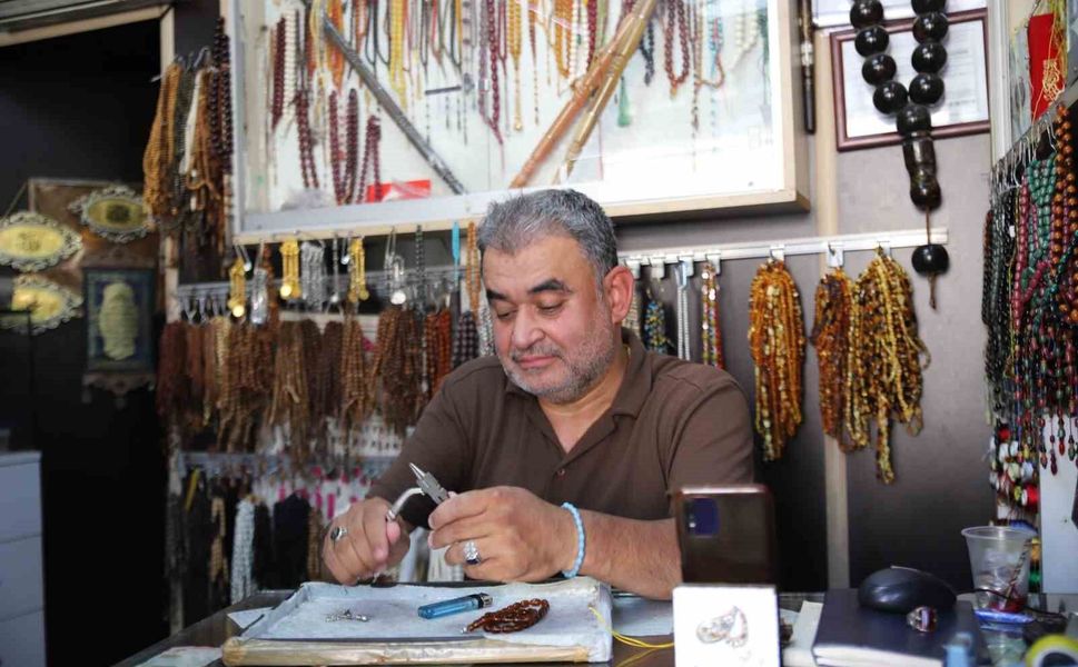 Gaziantep'te engelini tespih yaparak unutuyor