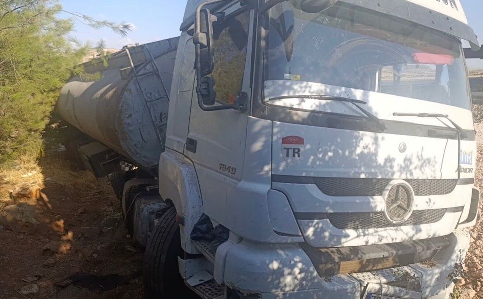 Gaziantep'te feci kaza! Gelin konvoyuna çarpmamak için manevra yapan tanker yoldan çıktı