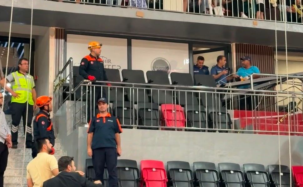 Gaziantep'te iki tribün arasındaki ahşap dekorasyon düştü: 7 yaralı