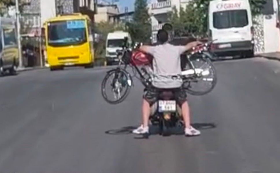 Gaziantep'te ilginç taşıma yöntemi: Motosiklet üzerinde motosiklet taşıdılar