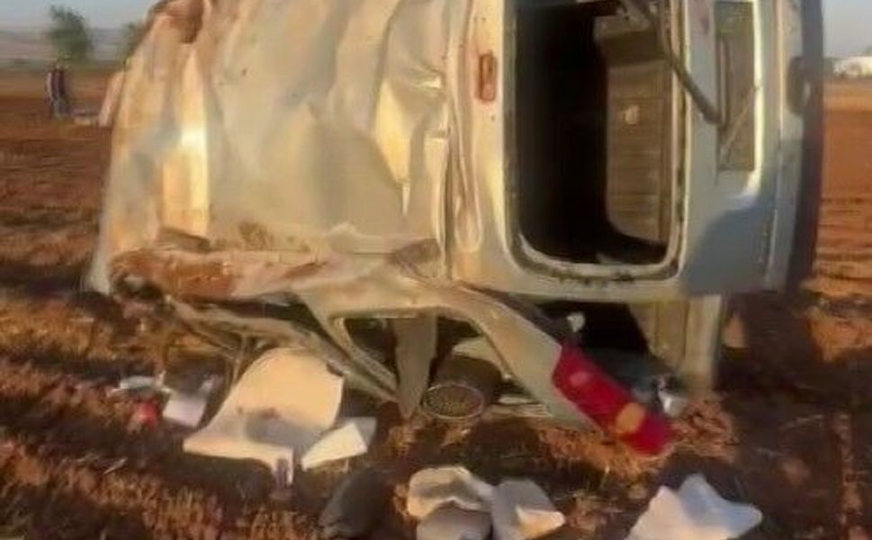 Gaziantep'te kontrolden çıkan hafif ticari araç tarlaya uçtu: 2 yaralı