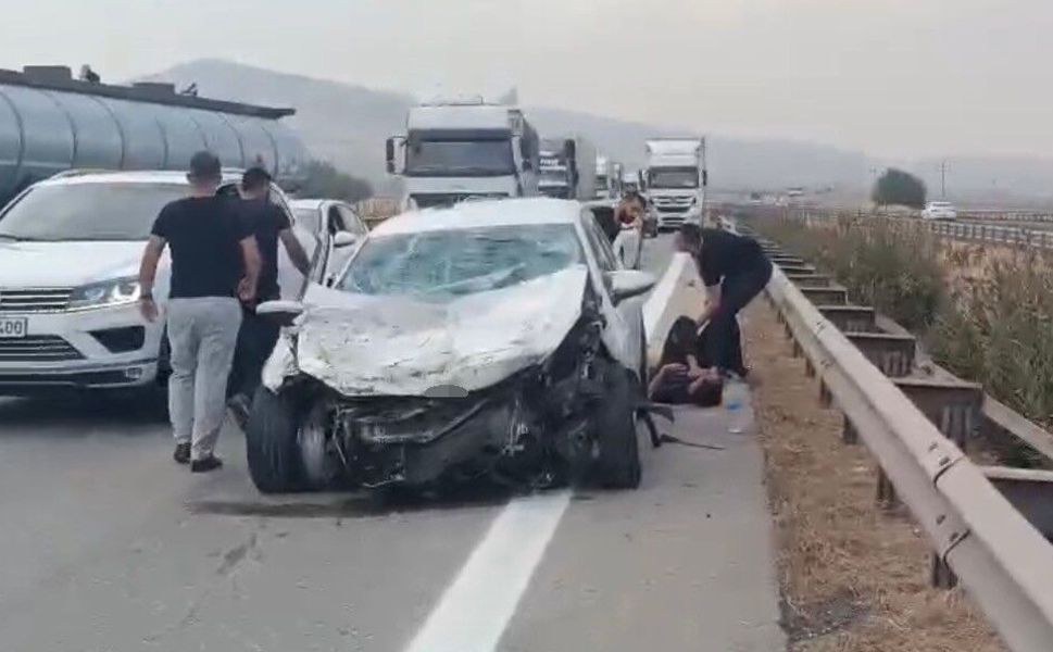 Gaziantep'te kontrolden çıkan otomobil tıra ve bariyerlere çarptı: 3 yaralı