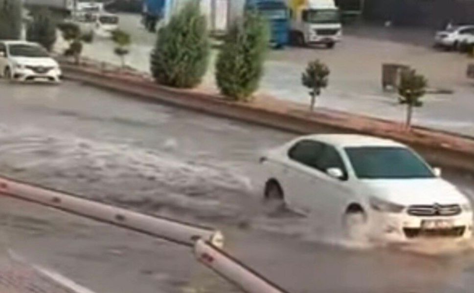 Gaziantep'te sağanak yağış cadde ve sokakları göle çevirdi