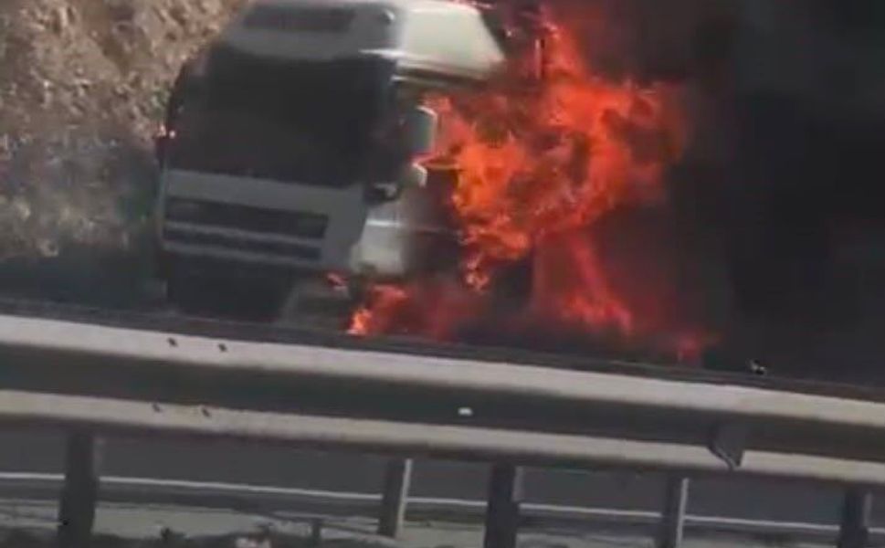 Gaziantep'te seyir halindeki tır alev alev yandı