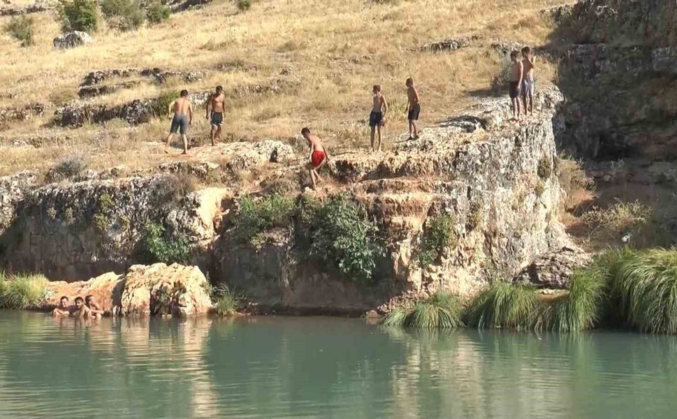 Gaziantep'te sıcaktan bunalan gençler Sıtma Pınar Çayı'na akın etti