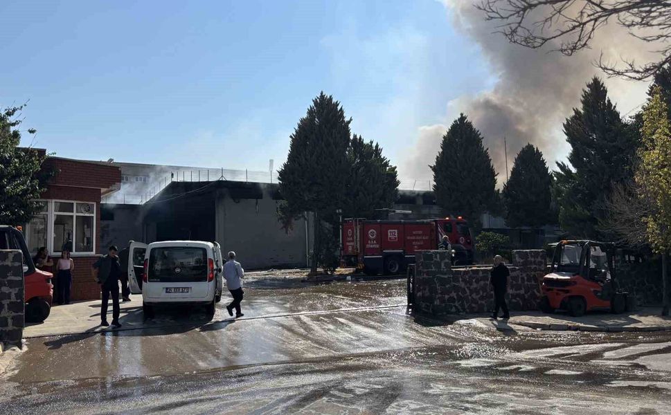Gaziantep'te tekstil fabrikasında yangın: Ekiplerin müdahalesi sürüyor
