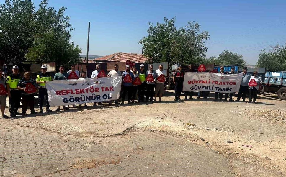 Gaziantep'te trafik jandarmasından güvenli tarım eğitimi ve reflektör dağıtımı