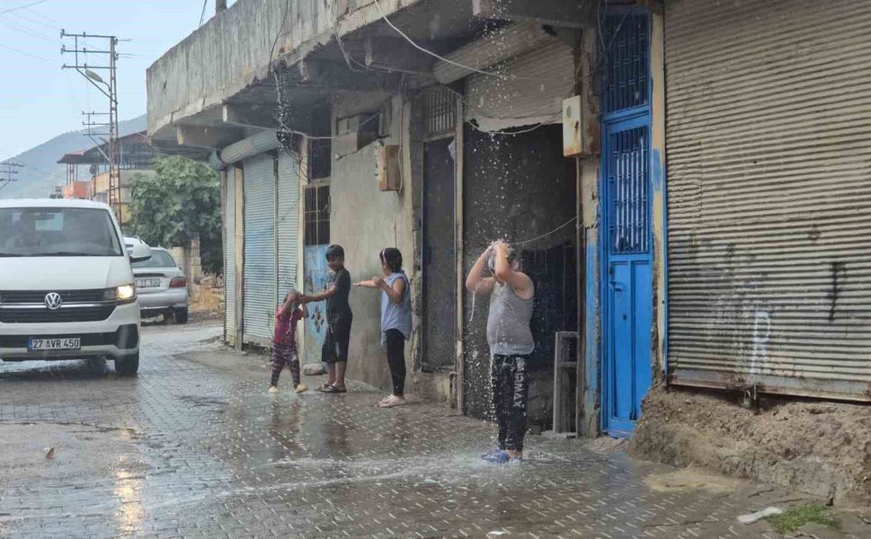 Gaziantep'te yaz yağmuru yüzleri güldürdü