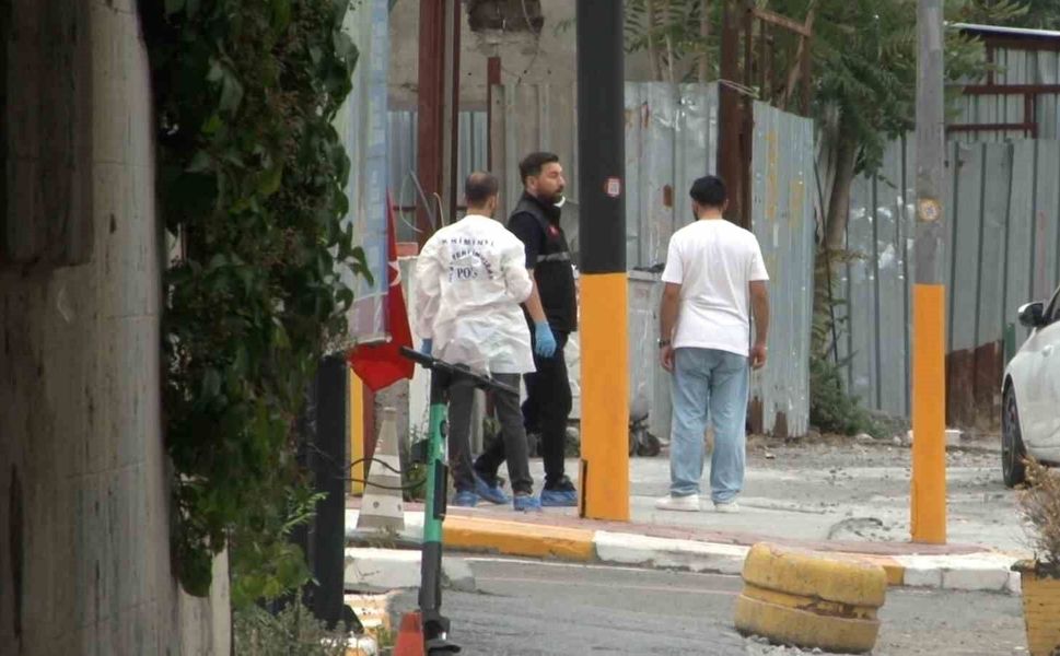 Polise bıçakla saldıran şüpheli ayağından vurularak yakalandı: Üzerinden uyuşturucu çıktı