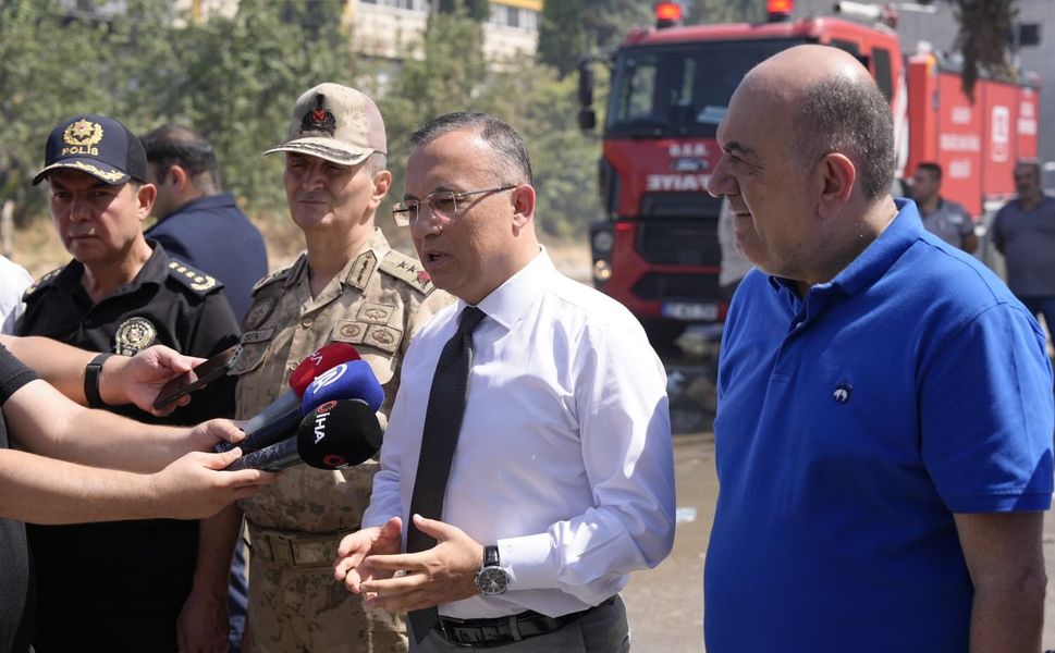 Vali Kemal Çeber: 'Yangına 39 araç ve 81 personelle müdahale ediliyor, hemen hemen kontrol altına alındı'