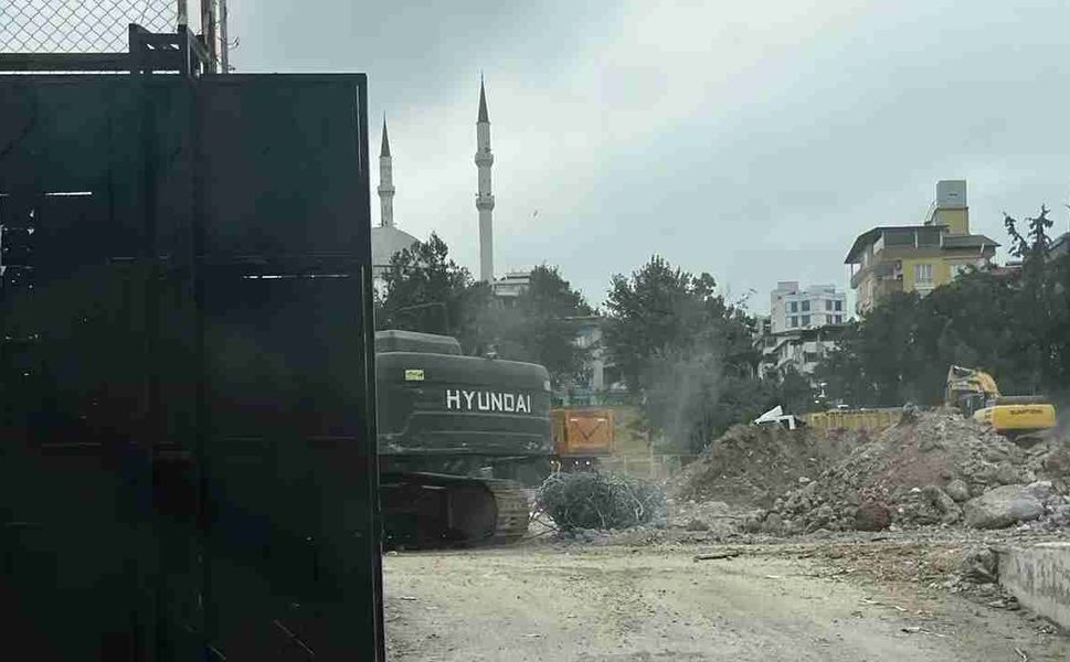 Gaziantep'te köklü okul yıkıldı! Binlerce mezun vermişti...
