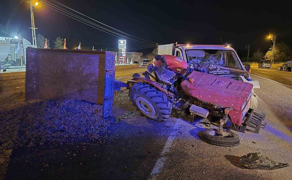 Gaziantep'te kamyonet ile traktör çarpıştı: 3 yaralı