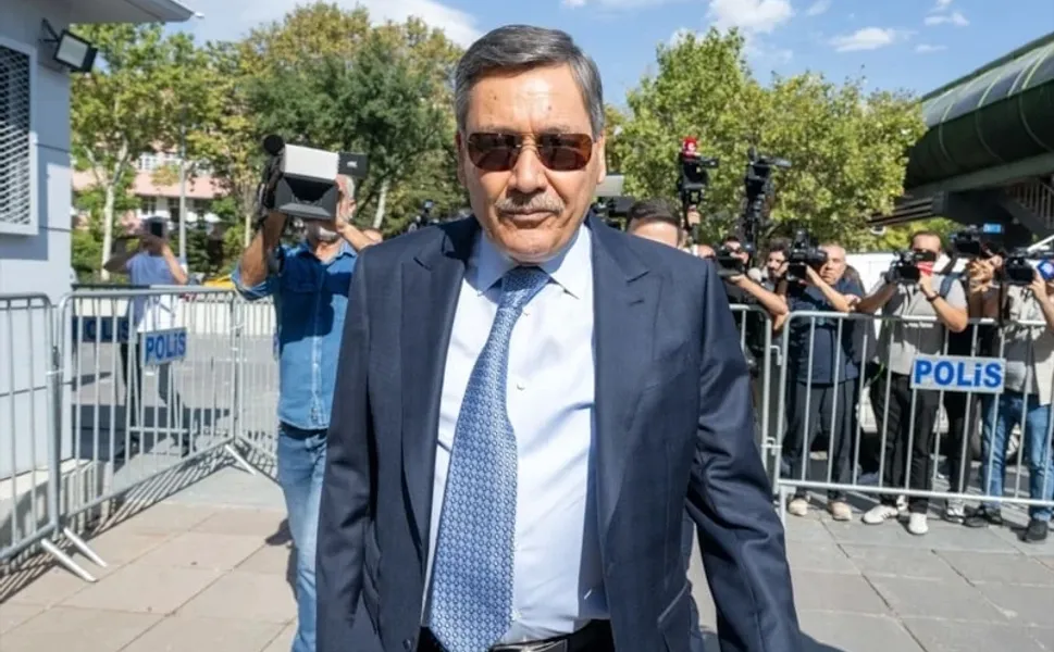 Melih Gökçek, sakız çiğneme görüntüleri ile ilgili konuştu: Adliyeye adım attığımda bitti
