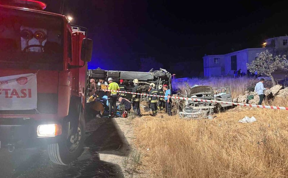 Gaziantep'te 7 kişinin öldüğü kazada araçlar yoldan kaldırıldı