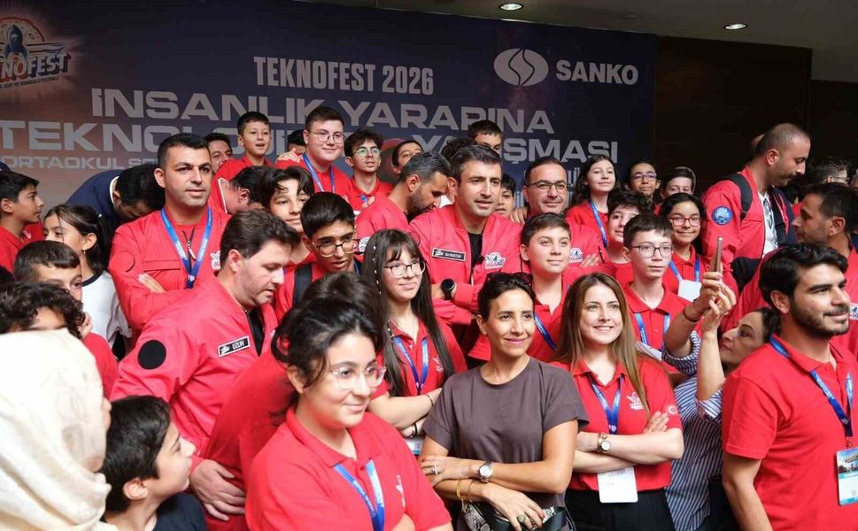 Bakan Kacır ve Selçuk Bayraktar, SANKO yürütücülüğünde düzenlenen Teknofest İnsanlık Yararına Teknolojiler yarışmasını ziyaret etti