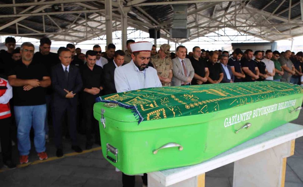 Batan gemide hayatını kaybeden Nihat Balyemez Gaziantep'te son yolculuğuna uğurlandı