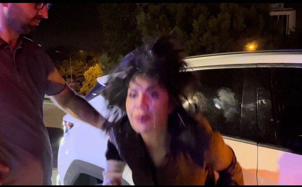 Gazetecilere tükürüp, polise saldıran kadın sürücü 2.45 promil alkollü çıktı