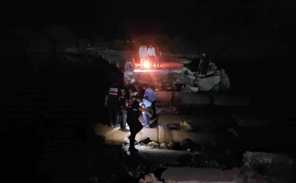 Gaziantep Karkamış'ta su seviyesi yükselince yıkık köprüde mahsur kalan 4 kişi kurtarıldı