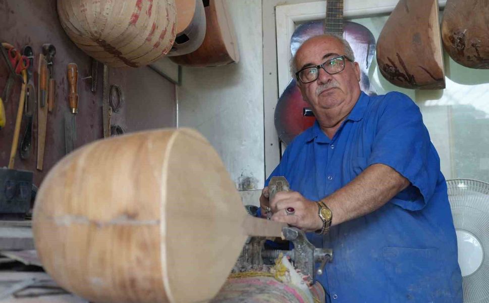 Gaziantep'te 36 yıldır bağlama üretiyor ama çalamıyor