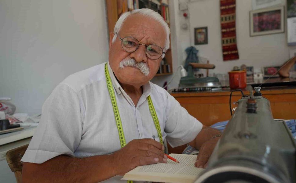 Gaziantep'te 55 yıllık terzi, boş vakitlerini kitap okuyarak geçiriyor