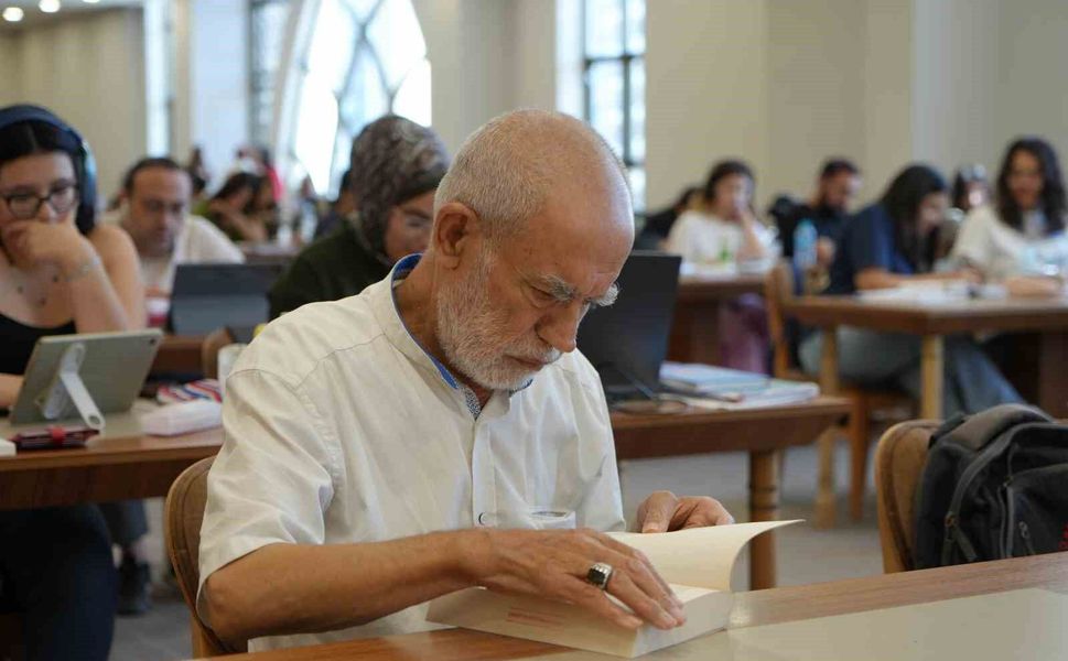 Gaziantep'te 76 yaşındaki adamın kitap aşkı