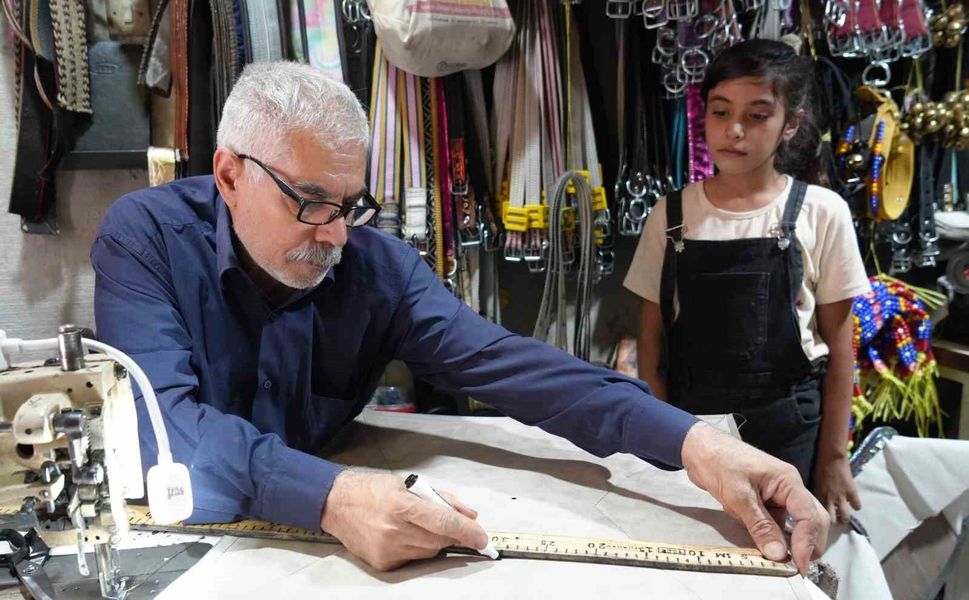 Gaziantep'te baba-kız el ele saraciye mesleğini yaşatıyor