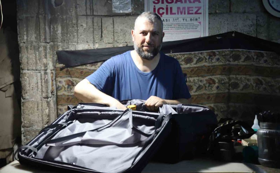 Gaziantep'te babasından devraldığı çanta tamirciliğini 30 yıldır sürdürüyor